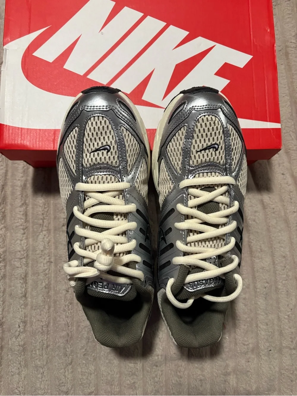 Nike Men’s size 9.5 Silver & Cream Running Sneakers BNWT-
